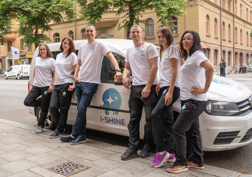 I-SHINE:s städare framför företagets bil i Stockholm